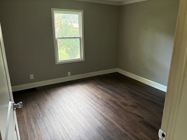 Building Photo - 2 Bedroom 1 Bath Home in Winston-Salem