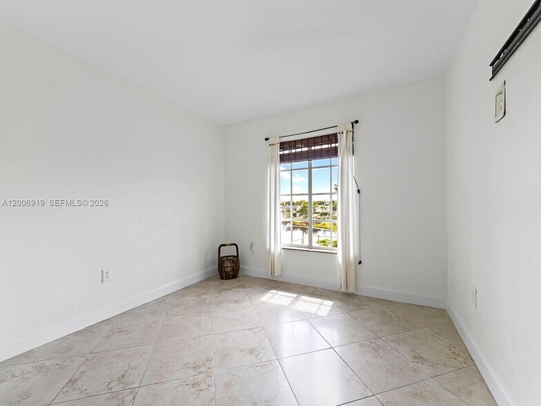 Building Photo - 5020 NW 79th Ave