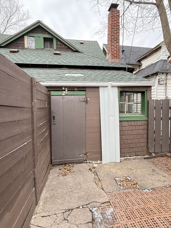 Building Photo - 1 Bed, 1 Bath Apartment, All Utilities Included - Short Term Lease Options Available!