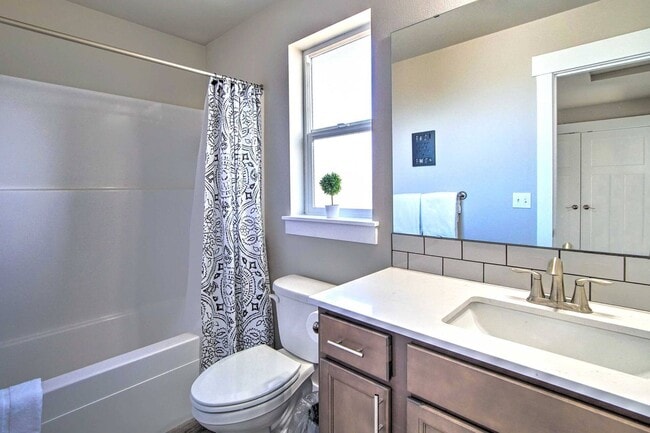 Building Photo - 3 Bedroom 2.5 Bathroom House In Cle Elum With Great Amenities and Sweeping Views