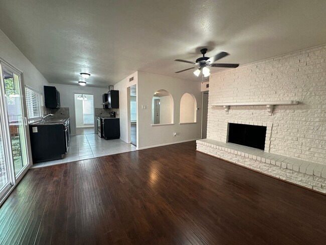Building Photo - Move-In Ready in Plano