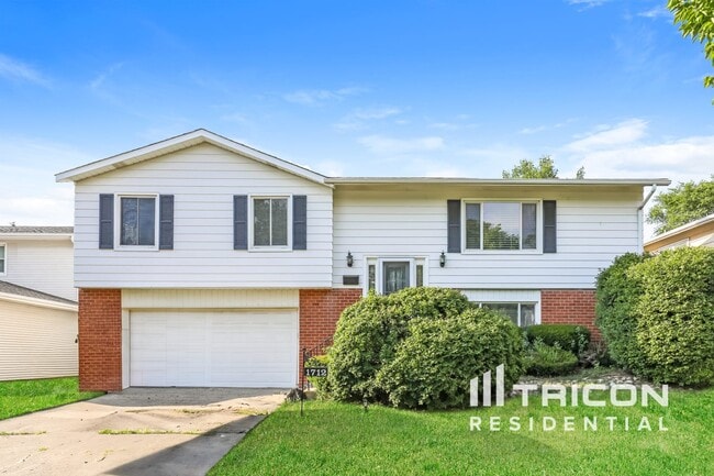 Primary Photo - 1712 W Catalpa Ln
