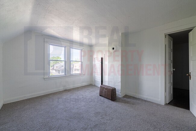 Building Photo - 3353 E 132nd St