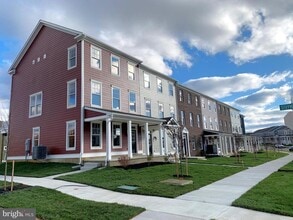 Building Photo - 872 Mapleton Ave