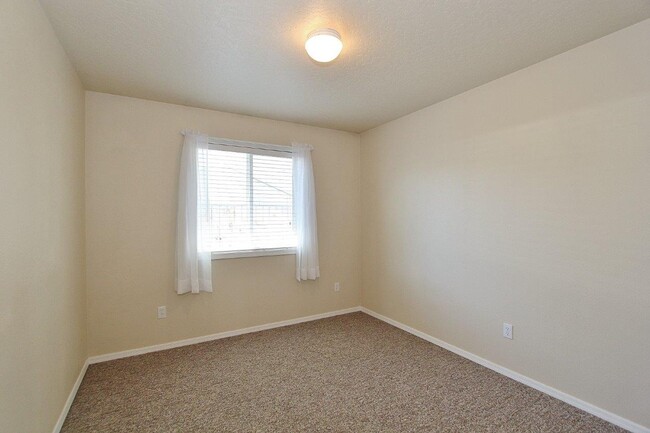 Building Photo - Immaculate Single-Level Home
