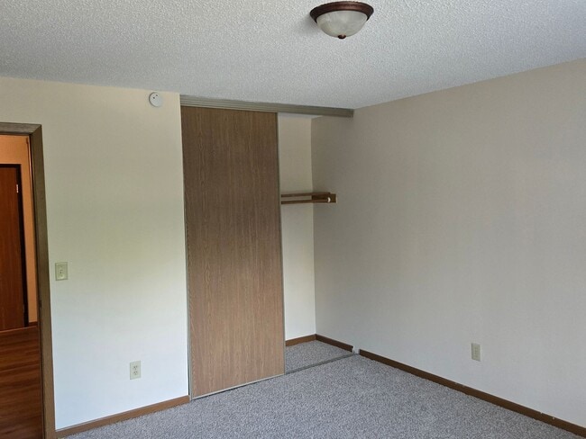 Building Photo - Evergreen Square Apartments