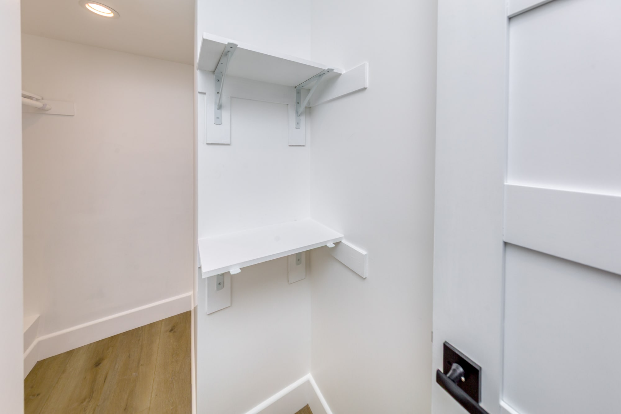 Building Photo - 854 S Sycamore Ave