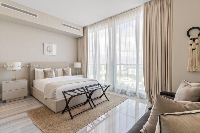 Building Photo - 17901 Collins Ave