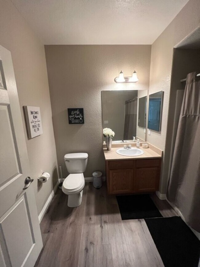 Building Photo - Beautiful 2 Bed/2Bath Lower Unit Condo with 1 Car Garage