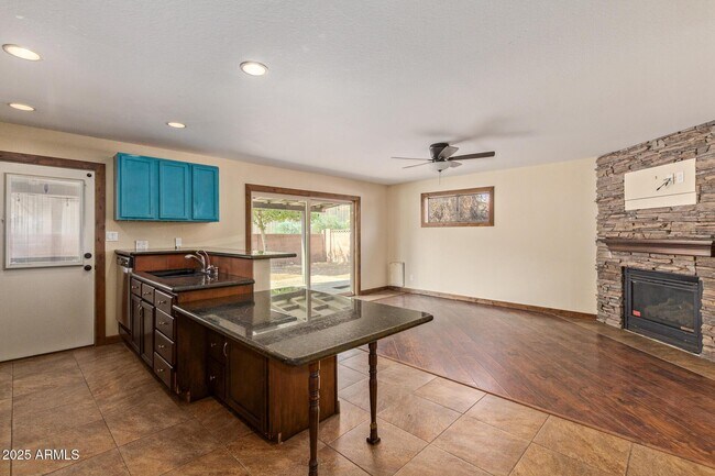 Building Photo - 319 E Riviera Dr