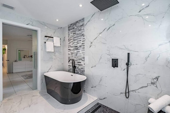 Building Photo - 830 SW 14th Ct