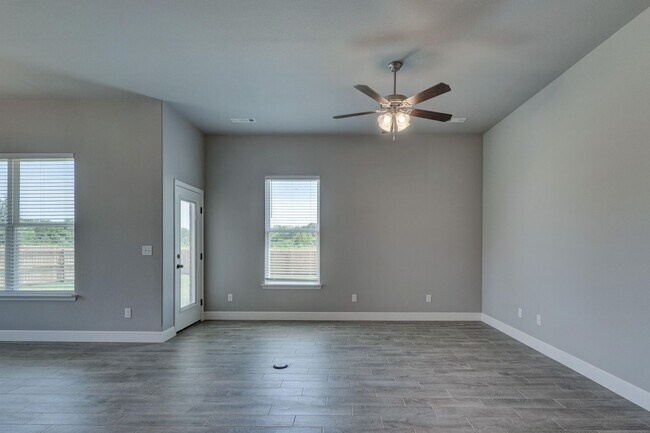 Building Photo - 802 Delaney Dr