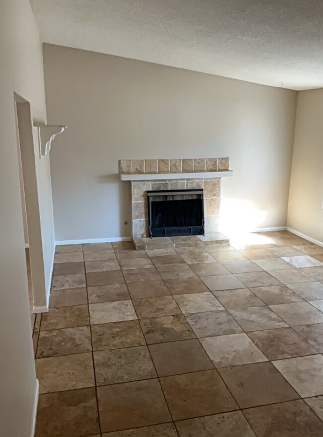 Building Photo - Charming 3 Bed/2 Bath Single-Story Home In...