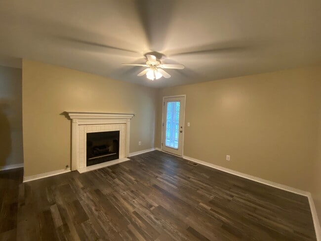 Building Photo - Renovated One Level 2 Bedroom / 2 Bathroom condo in Hermitage!