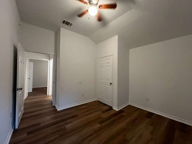 Building Photo - Very well maintained 2 bed 1 bath - move i...
