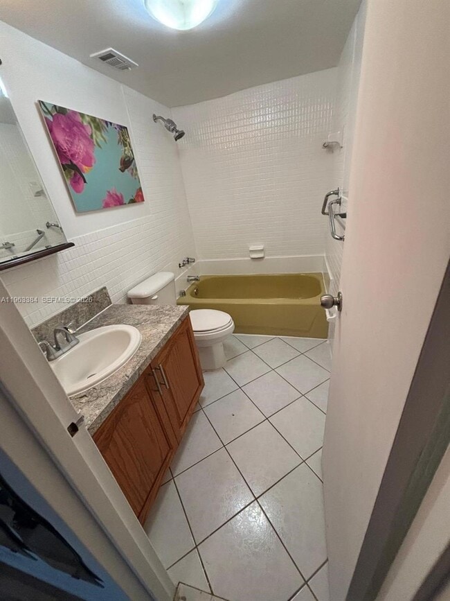 Building Photo - 2200 E Hallandale Beach Blvd