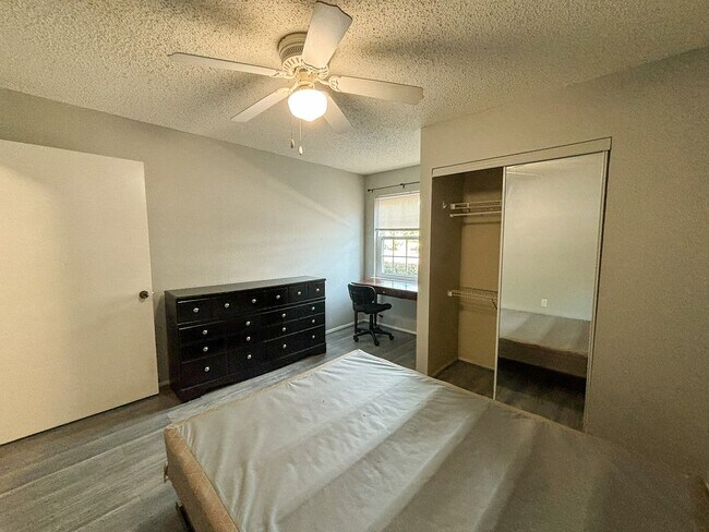 Building Photo - Windsor Park #317 - Pet Friendly!