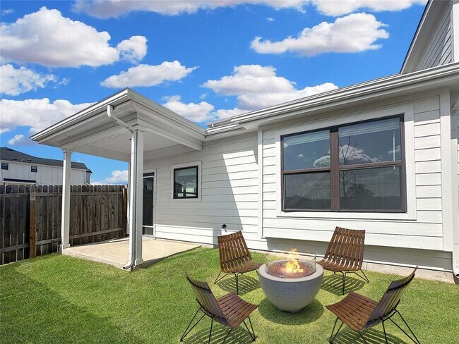 Building Photo - 179 Threshing Rd