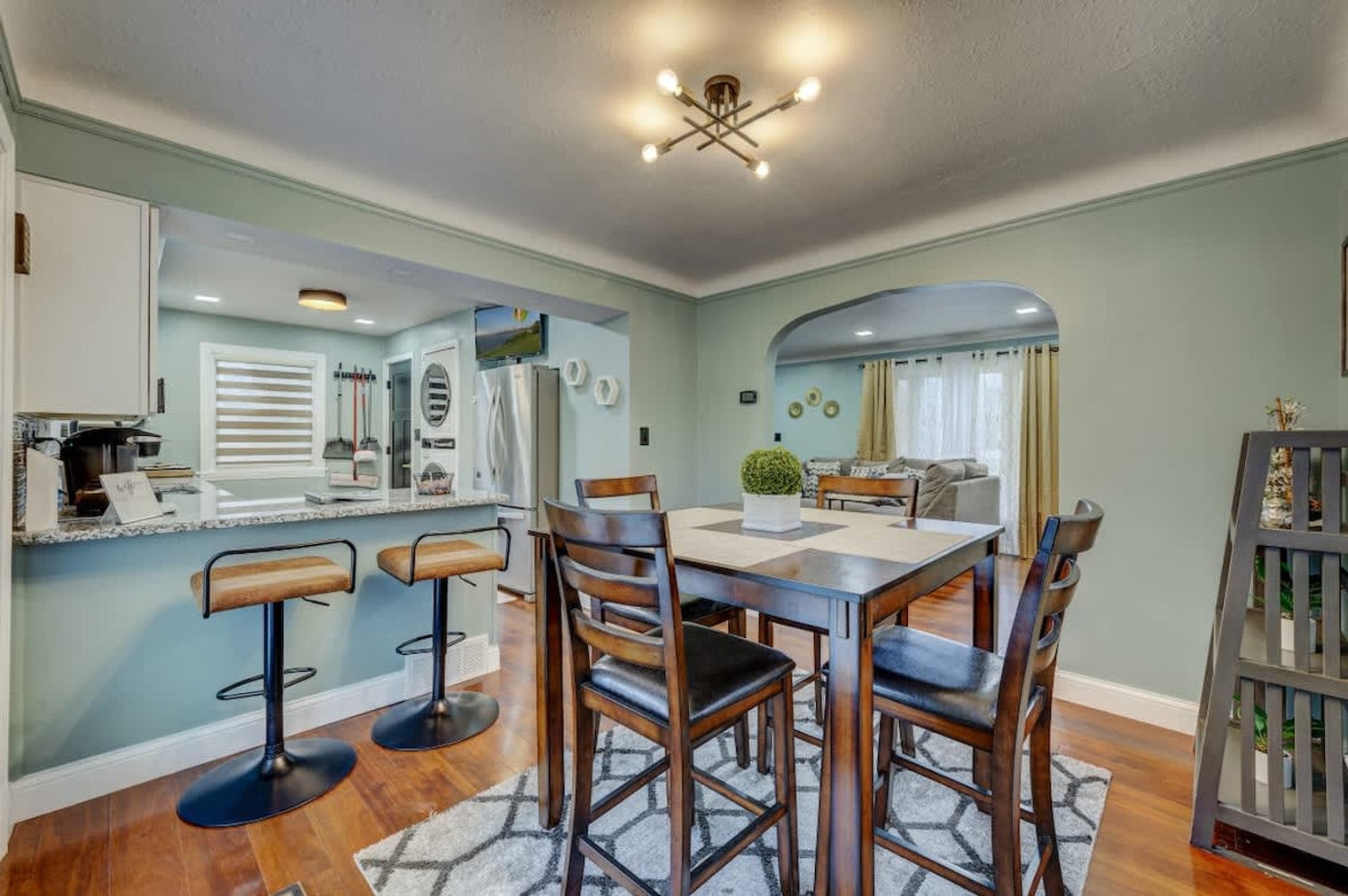 Building Photo - 3855 Grosvenor Rd