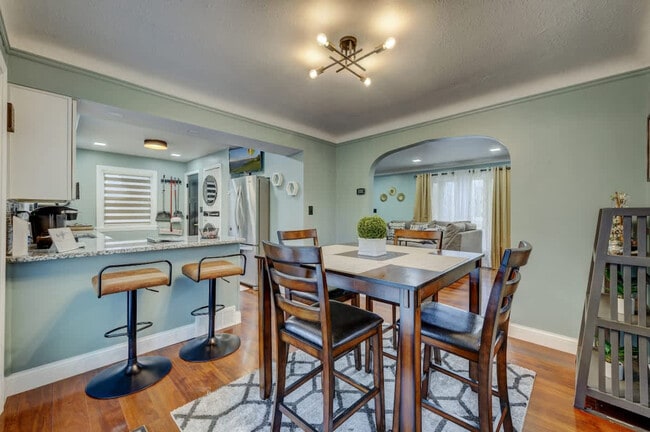 Building Photo - 3855 Grosvenor Rd