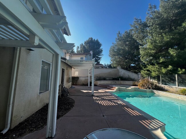Building Photo - **3 Bedroom + Den & 3 bathroom Pool Home w...