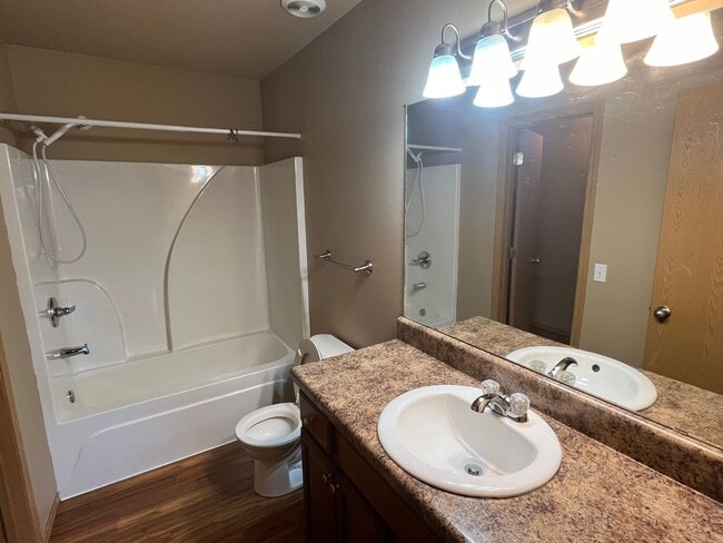 Building Photo - 808 W 13th St