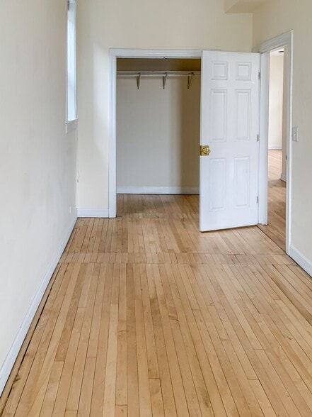 Building Photo - 2327 N Southport Ave