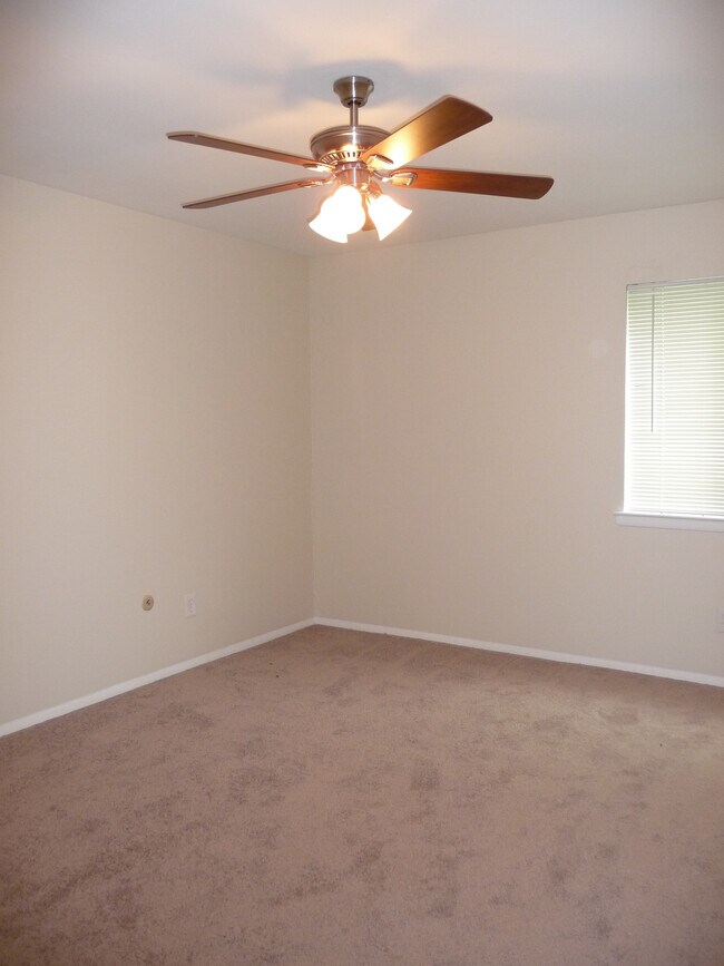 Building Photo - 706 Meadow Woods Ln