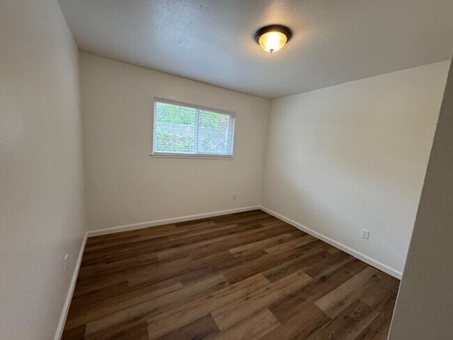 Building Photo - Beautiful 4 Bedroom House Available Now!