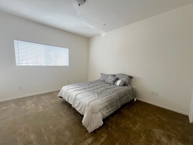 Building Photo - 3550 Bay Sands Dr