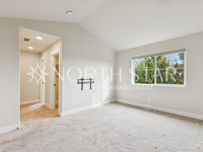 Building Photo - Newer Home in Summer Falls.