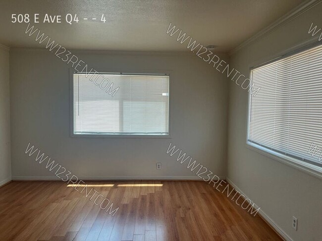 Building Photo - 508 E Ave Q4