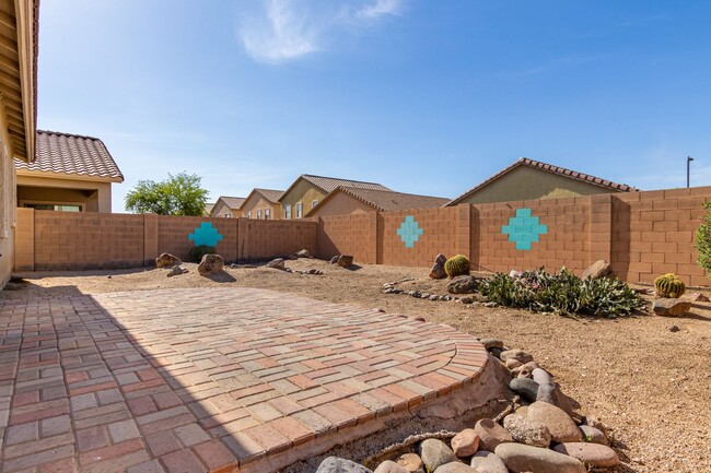 Building Photo - Check out this 3 bed/2 bath LARGE CORNER LOT!