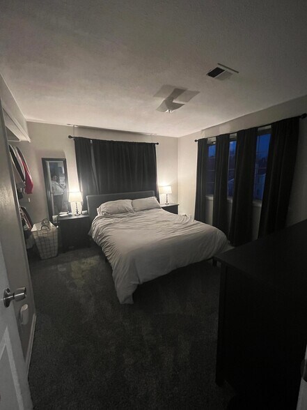 Building Photo - 13742 E Lehigh Ave