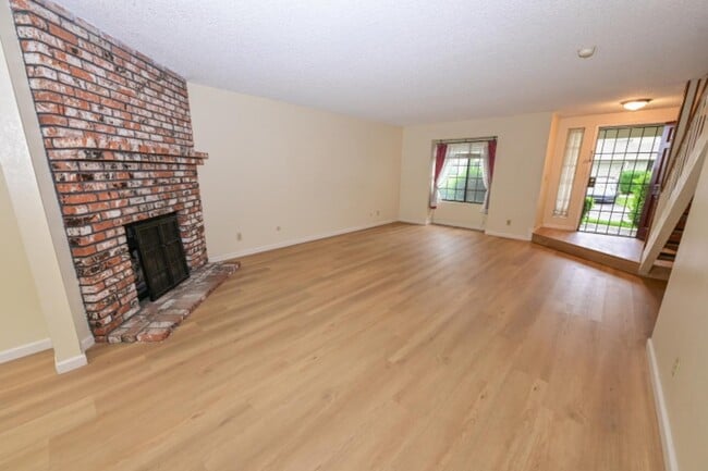 Building Photo - 4718 E Alamos Ave