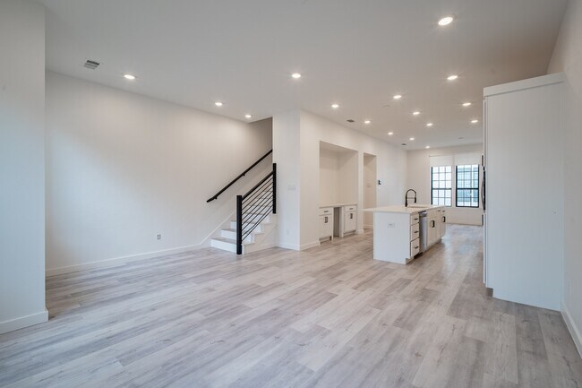 Building Photo - Modern 3-Story Townhome with Private Balcony & Attached Garage in the Heart of Dallas