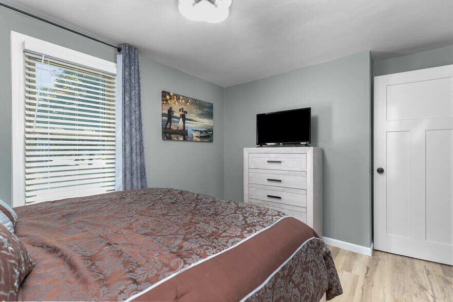 Building Photo - 302 E Wilson Ave