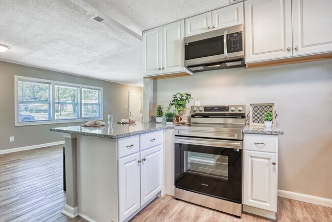 Building Photo - 2210 N Fernwood Dr