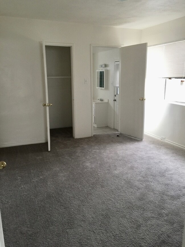 Building Photo - 4 BEDROOM 2 BATH HOUSE