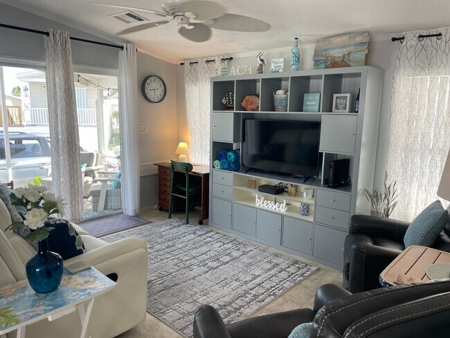 Building Photo - 16300 Pine Ridge Rd