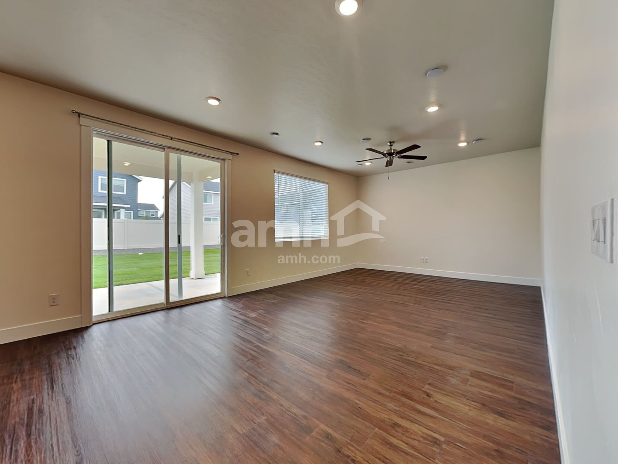 Building Photo - 1067 S Jillian Ave