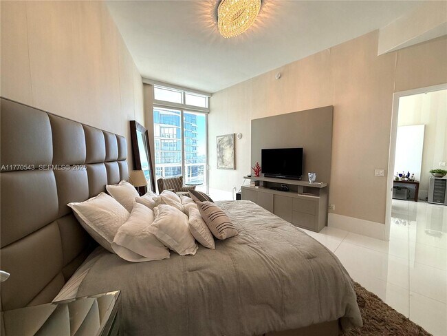 Building Photo - 15811 Collins Ave