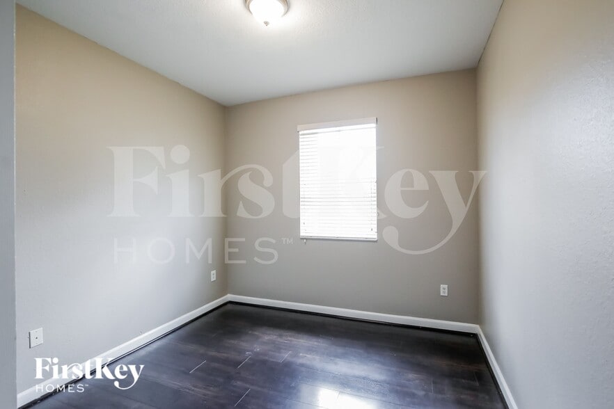 Building Photo - 300 NE 36th Avenue Rd