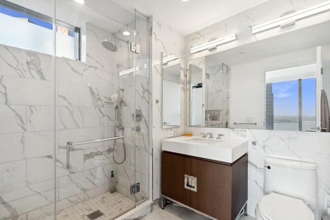 Building Photo - 99 Hudson St