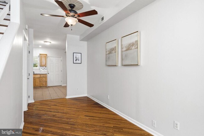 Building Photo - 928 N Bambrey St