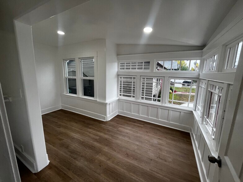 Building Photo - 201 E Eagle St