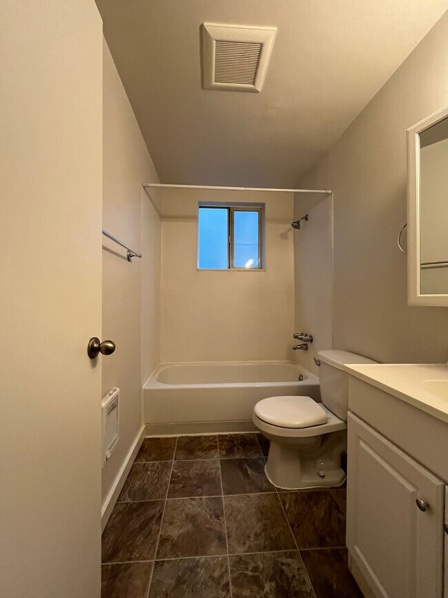 Building Photo - Twin Court - Ballard - Renovated Unit