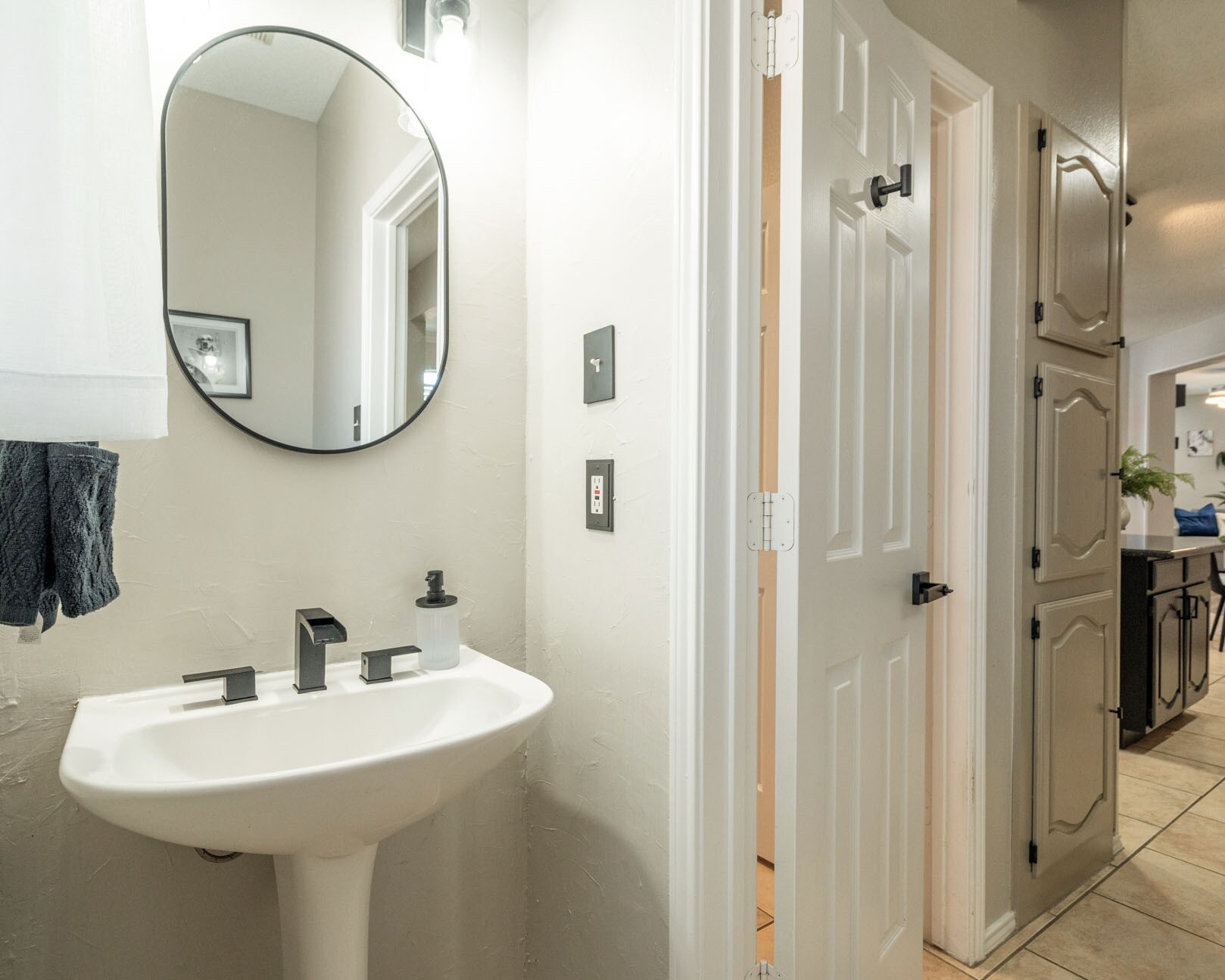 Half Bathroom - 707 Cottonwood Bend Dr