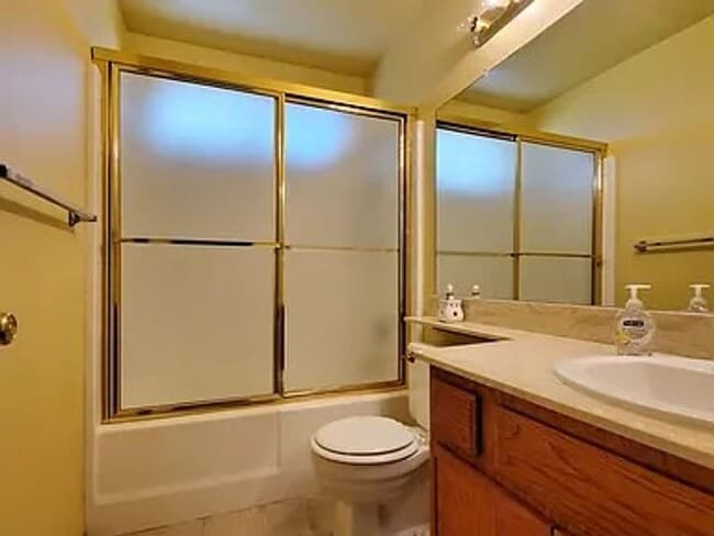 Building Photo - Move in Ready, single story 3 Bed / 2 Bath with Huge Backyard!
