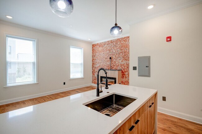 Building Photo - 2841 W Diamond St